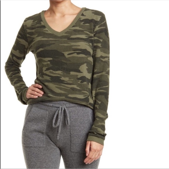 Theo & Spence Leopard Print V-Neck Pajama Top - Picture 3 of 13